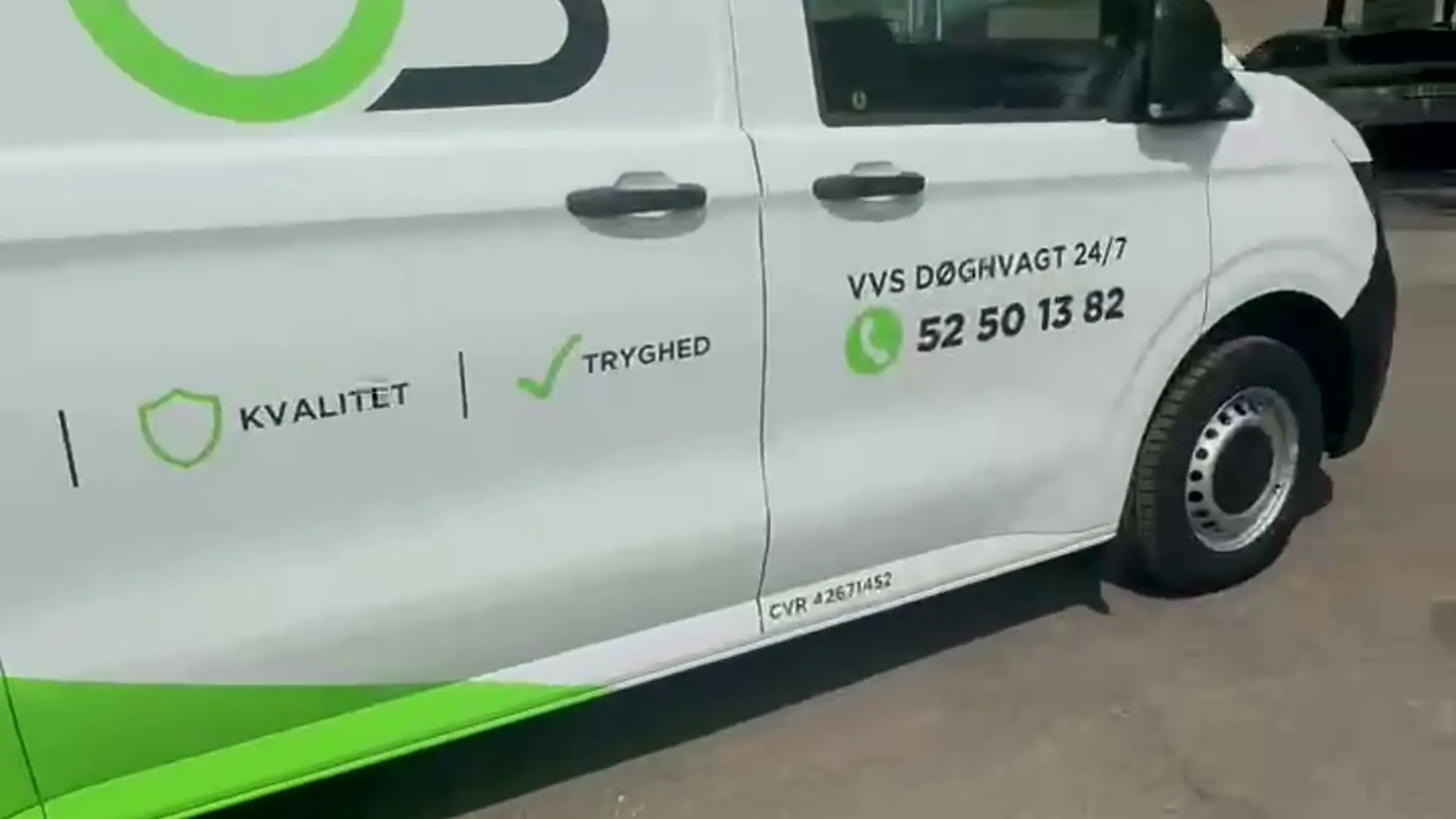 Side af OB VVS firmabil med værdierne kvalitet og tryghed