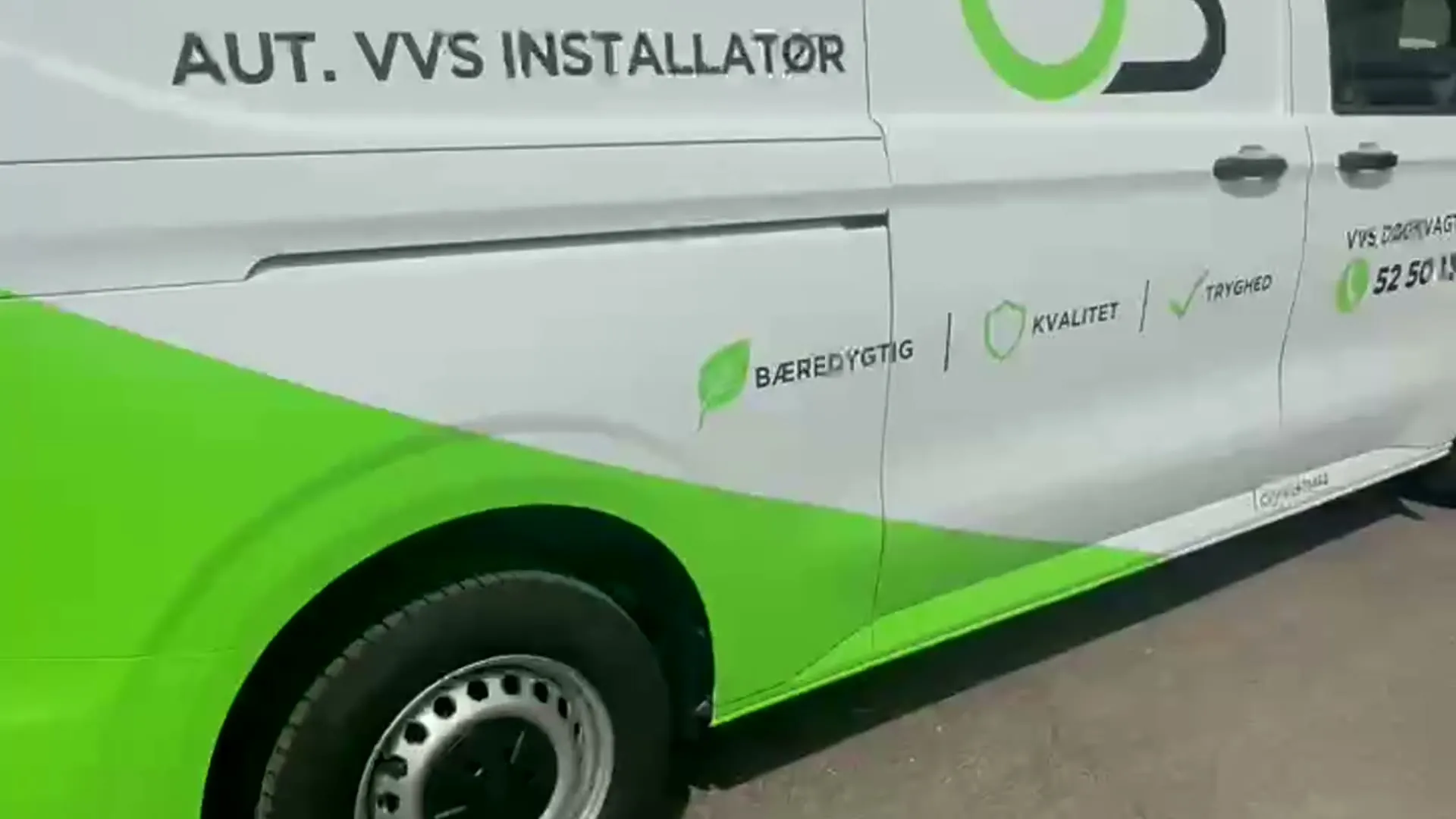 OB VVS firmabil med teksten aut. VVS installatør og værdierne bæredygtig, kvalitet og tryghed
